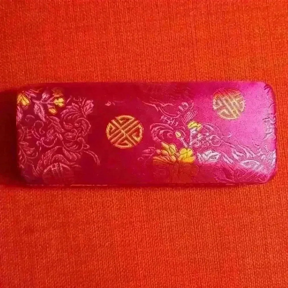 Pink silk eyeglass case - Picture 1 of 2
